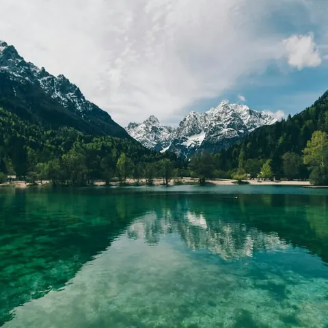 After cropping: a 1:1 square that keeps the mountains and their reflection