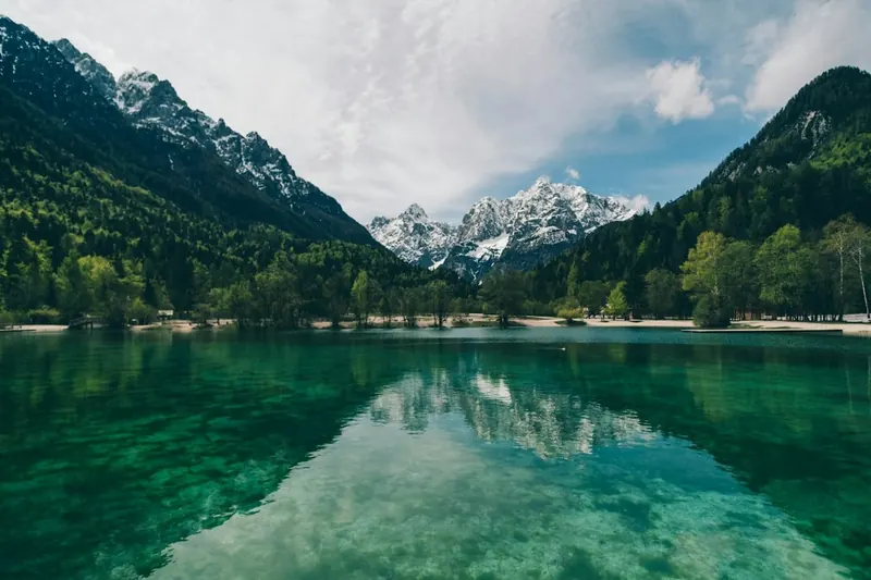 Before resizing: an 800×533 pixel photo of a mountain lake